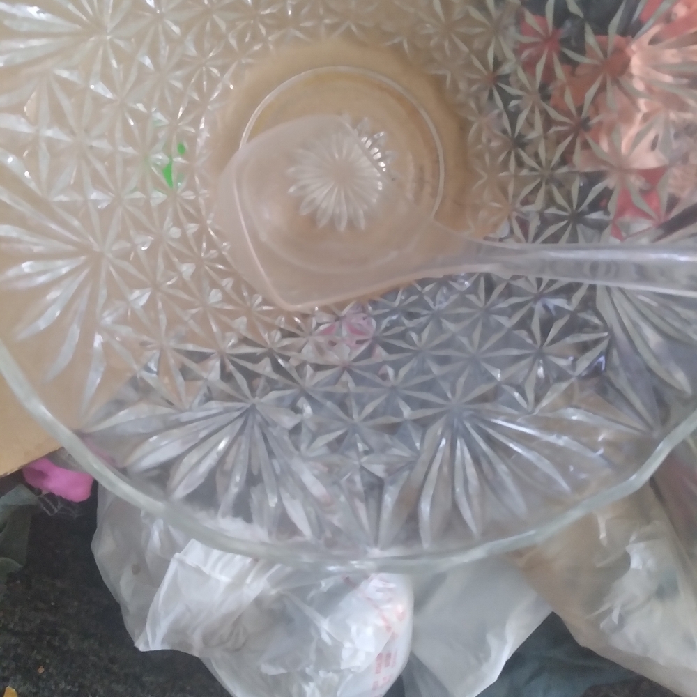 Punch bowl & 6 or 7 cups